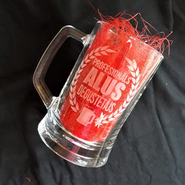 Alus kausi un glāzes