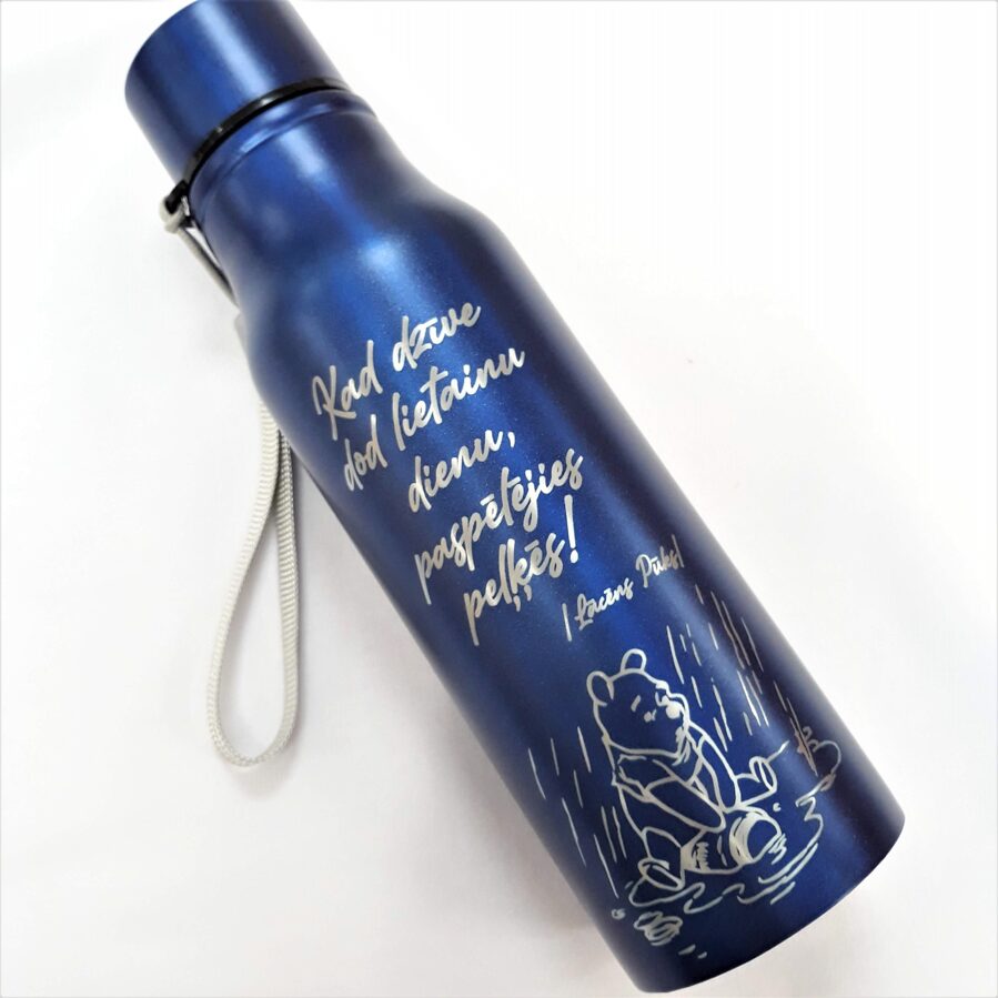 Ūdens pudele ar citātu no Vinnija Pūka