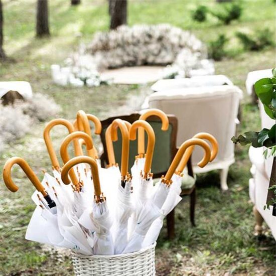 Balti lietussargi kāzu viesiem