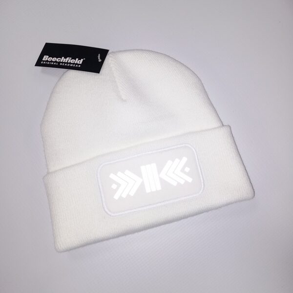 Cepure ar atstarojošu spēka zīmi